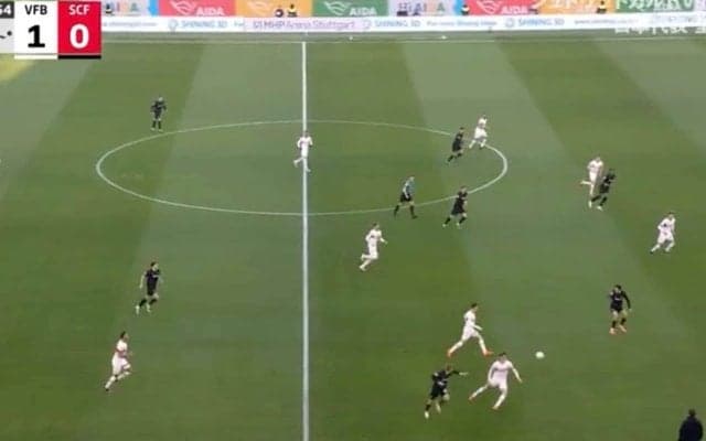 「ボール消えた？」堂安律、一瞬の“変態パス”がヤバすぎる→DF2人を混乱させた瞬間「どうなってんの？」 予測不能な“超絶タッチ”にファン騒然