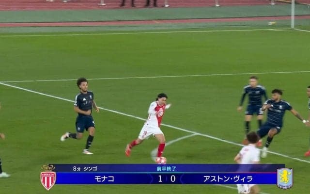 スタジアム騒然！ 南野拓実、“神タッチ＆ループ”の超スーパープレーの瞬間「なぜそこで？」 ゴール前で相手2人を翻弄する“圧巻ボールタッチ”