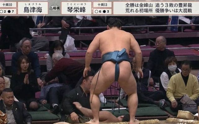 「何があった？」力士が突如崩れ落ち土俵からコロコロ転がって館内騒然…対戦相手も呆然「大丈夫か？」