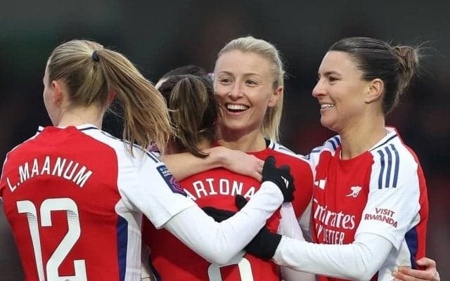 ｢オーマイガー｣｢まさかのコラボ｣BLACKPINKリサ、ミニ丈スカートでアーセナル公式インスタに降臨！激レア神ショットに驚きの声