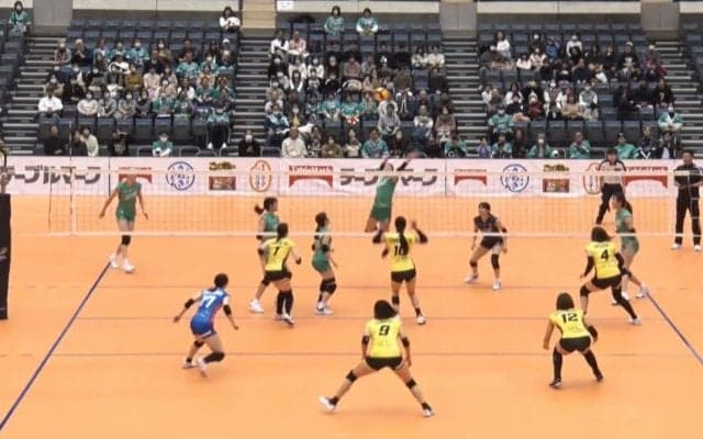 女子バレーで美しすぎる\"超エビ反り\"バックアタック！ 威力半端ねぇ…本人もビックリの破壊力にアリーナ騒然