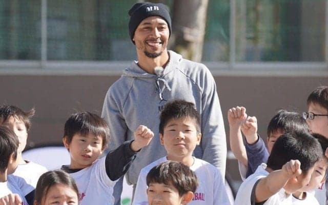 ベッツが日本の小学校にサプライズ登場　1時間の「野球教室」…スーパープレーも披露