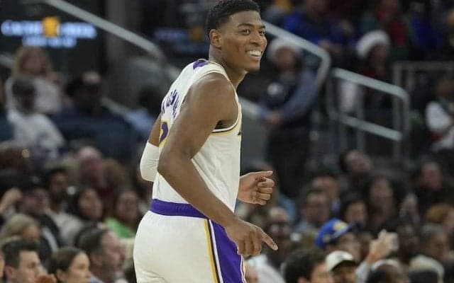 佐々木朗希がレイカーズ本拠地に登場…レブロンと握手、八村塁と“LAポーズ”で記念撮影