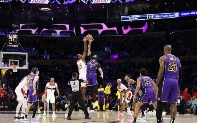 レイカーズがウィザーズに快勝…八村塁は佐々木朗希の前で豪快ダンク披露