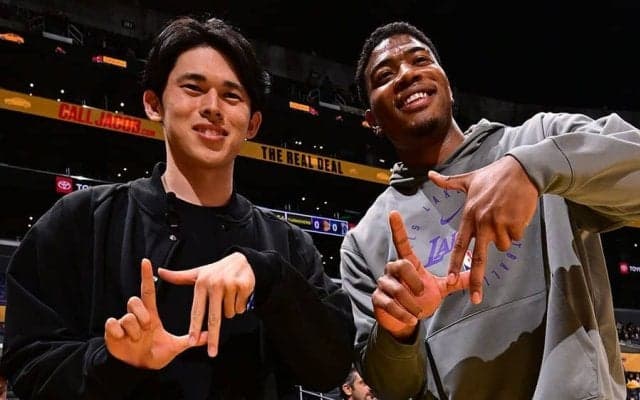 192cm佐々木朗希が「小さく見える」　距離感バグる大物日本人に騒然「でっけえな」