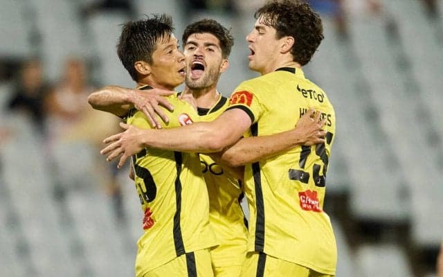 「これはファンタジスタ」「上手すぎる」オーストラリアで日本人コンビが躍動！ 石毛秀樹→長澤和輝の衝撃プレーが話題