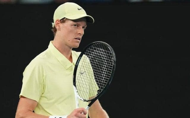 シナー、圧巻のパフォーマンスで世界8位デミノーに完勝！2年連続ベスト4進出[全豪オープン]