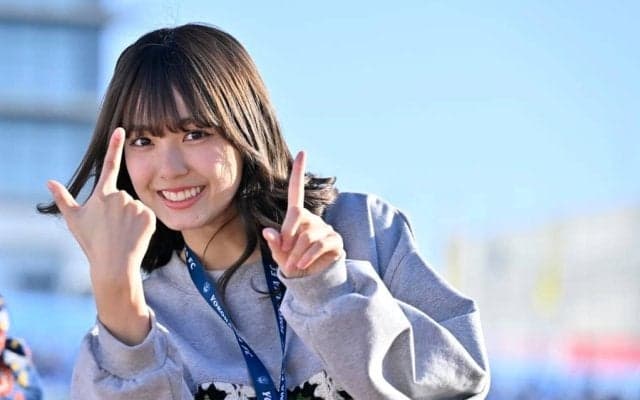 「めっちゃ上手い」J1クラブMCにして現役女子高生の超人気モデルの「制服＆革靴での両足リフティング映像」が大絶賛！「可愛すぎるぅ〜!!」「めっちゃカワイイ！」と高い人気示す