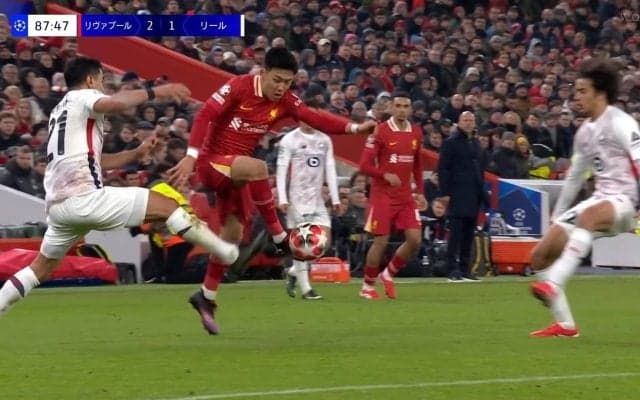 レベチ！遠藤航の“超速ムーブ”に大喝采「一足速い」「2人いるんじゃねーか」驚異の“予測反応”で飛び出し→イエロー誘発でスタジアム沸騰の瞬間