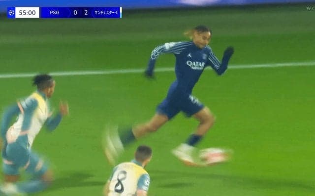 「人間兵器だ！」衝撃の股抜き＆爆速ドリブルに騒然「速すぎん？」「マジ痺れた！ 」PSGスピードスターに森保監督も驚愕