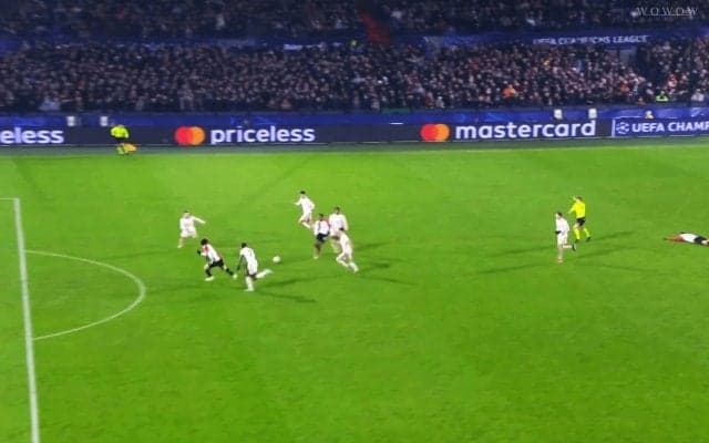 「This is 上田綺世」の絶品ゴール！“鮮やかラインブレイク”でバイエルン守備破壊「身体の使い方うますぎ」「体幹すご」