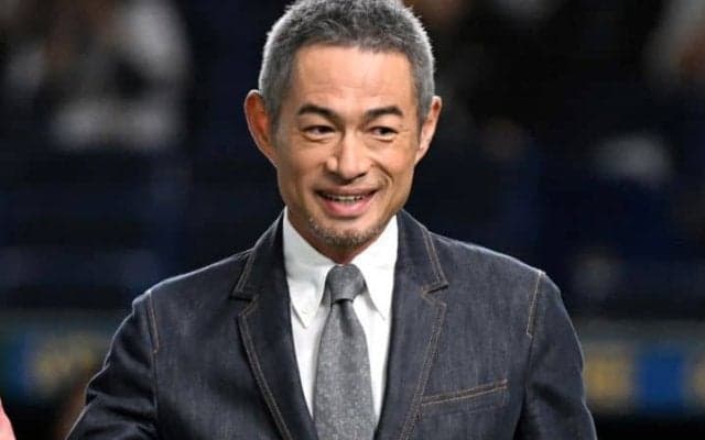 米野球殿堂入りのイチロー氏が思わず顔がほころんだ瞬間「おおっ！」　レジェンドOBのサプライズ登場に笑顔