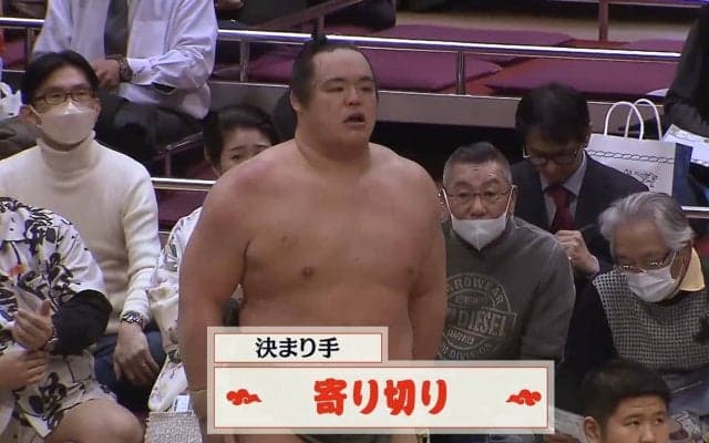 「現役力士よりもデカい」元関脇の人気力士がガチ観戦 “デカすぎる”体に「さすがに目立ちすぎるw」「短パンやん」ファン興奮