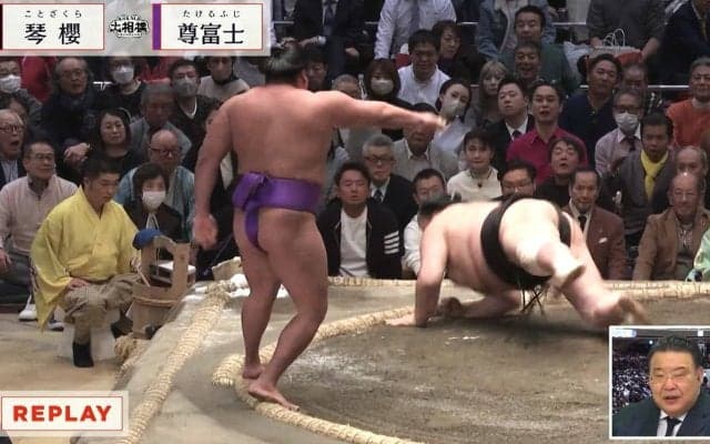 「なんでそうなる？」「片手一本」尊富士、琴櫻を衝撃撃破！ 予想外の結末に館内騒然