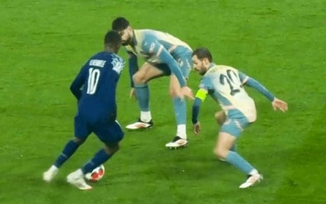 マンC名手も唖然…PSG魔術師の“神業ドリブル”に絶賛の嵐！「芸術だ」「強すぎる」森保監督も称賛した1対2突破の瞬間