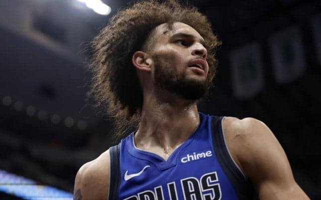 マブスのビッグマン、デレック・ライブリー2世が右足首の疲労骨折で戦線離脱