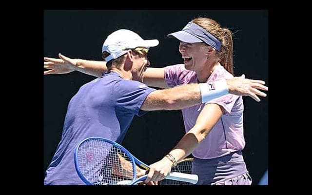  同国対決制し逆転で混合V 