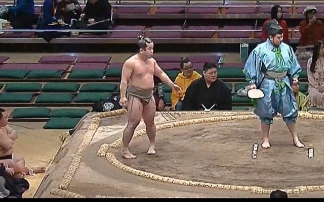 大丈夫ですか…？ 勝った力士が“異変”を察知 駆けつける様子に「やさしい」「いいぞ」