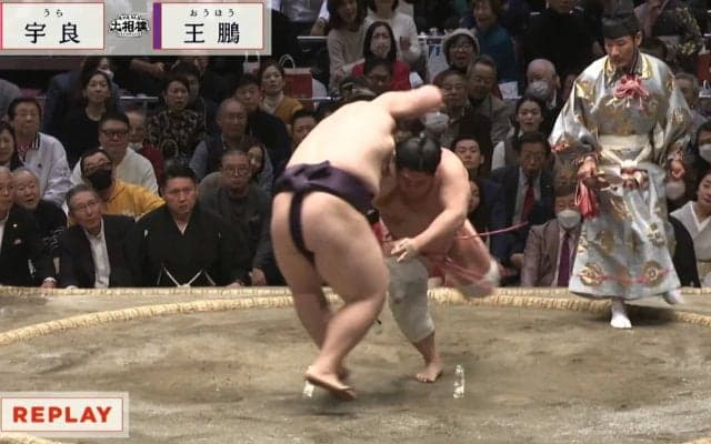 行司の後ろに“超大物”歌手が… 「気になって仕方ない」ファン騒然