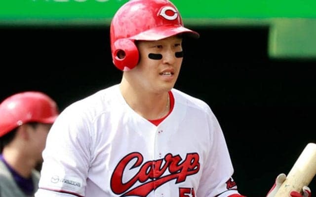 モデル美人妻が感激…広島小園が記念日にサプライズ　報告に祝福の声「素敵なご夫婦」