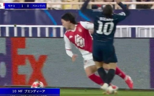 崩れ落ちた！ 南野拓実、まさかのハプニング発生… 急停止フェイント→“強烈エルボー”が顔面直撃！ アルゼンチン代表MFがノックアウト