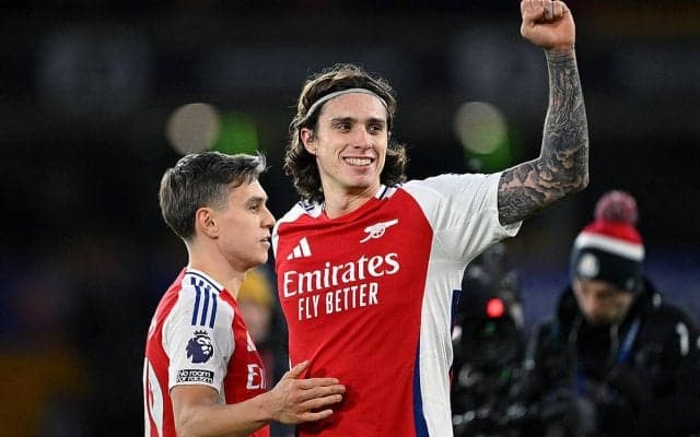 アーセナルが競り勝って2戦ぶり白星！　ルイス＝スケリー前半退場も数的同数の後半にカラフィオーリが値千金の復帰弾【プレミアリーグ】