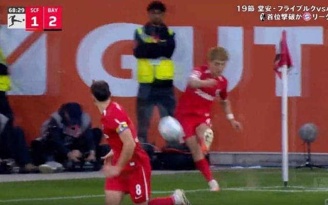 スタジアム騒然！ 堂安律、鋭く落ちる“完璧クロス”→“神アシスト”炸裂の瞬間「エグいな」 バイエルン守備陣もドン引き…「いいボールすぎる」