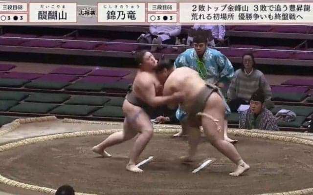 大相撲で強烈な左フックが炸裂…“エグすぎる張り手”を食らった力士がフラフラに「大丈夫か」館内どよめき