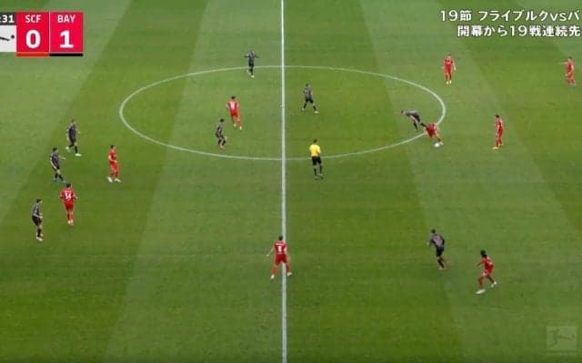 強すぎだろ！ 堂安律、ドイツ代表MFを“片手ブロック”→ぶん投げて吹っ飛ばす「ヤバいなw」 “ゴリゴリ”の強靭フィジカルにファン驚愕