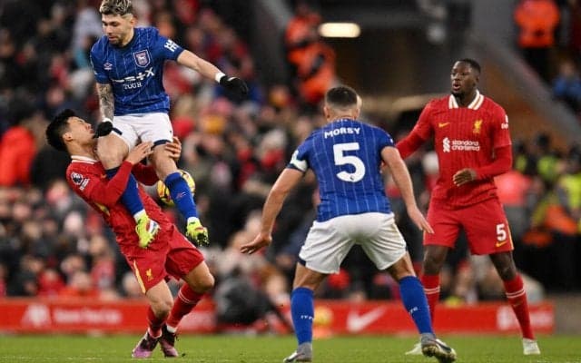 顔面キック受けてもプレー続行…遠藤航の不屈ぶりにリバプール指揮官が当時の不安とともに喝采！　現地メディアも「いつものように堅実なカメオ出演」