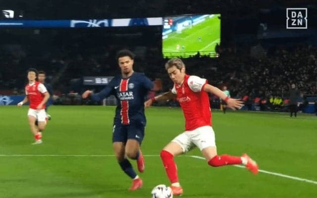 伊東純也がPSG翻弄！ 爆速ラン→精密パスで中村敬斗ゴラッソを“実質アシスト”した瞬間「美しい」「ランス兄弟がやった！」