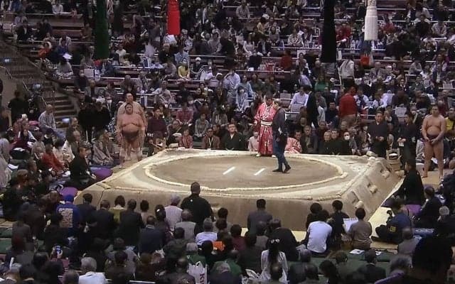 大相撲中継、最前列に美人女優が降臨！ “まさかの2ショット”に「金八先生と迫田八重子がいる」ファン騒然