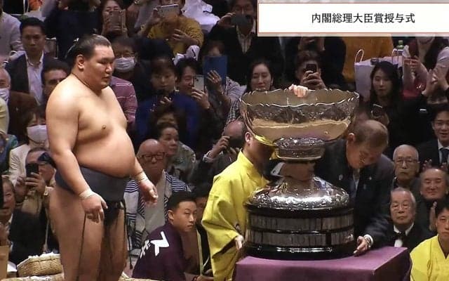 「石破さんフラフラだ…」館内どよめき 石破首相、重さ40キロの内閣総理大臣杯を抱え上げ大歓声も