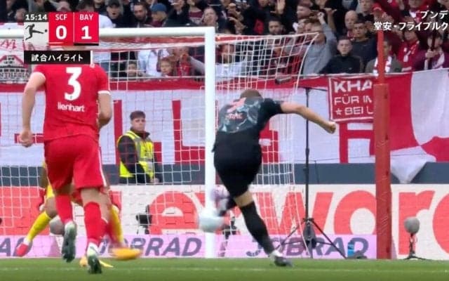 エグすぎる！ 怪物FWに「ドン引き」 時速121キロ“爆速ショット”炸裂の瞬間「何その軌道」 神ターン→弾丸ショットにファン騒然