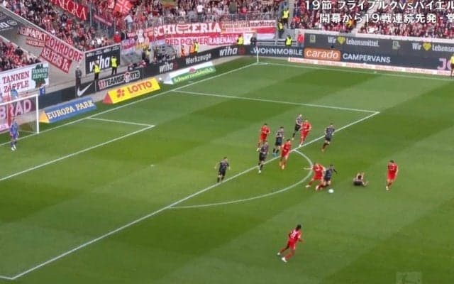 強すぎだろ！ 潰し屋・堂安律、ドイツ代表ドリブラーを“爆速タックル”で吹っ飛ばす「速っ！」 カウンターを阻止する“鬼ディフェンス”