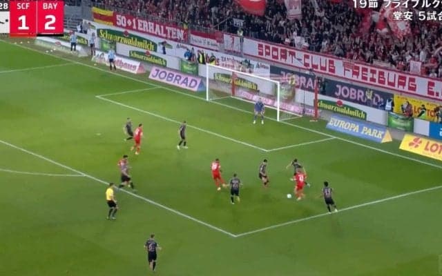 スタジアム騒然！ キング・堂安律、脅威の“幻惑ドリブル”炸裂の瞬間「上手すぎ」 2人抜いて前進→4人に囲まれて“強行突破”「エゴい」