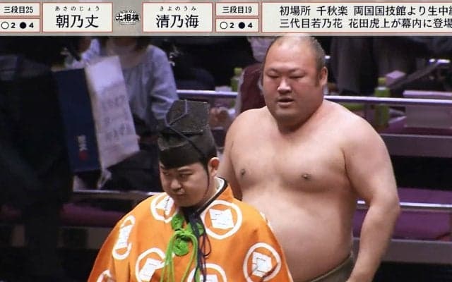 「なんでそこw」疲労困憊の力士にハプニング 「行司の後ろw」「おいおい大丈夫？」心配とツッコミ