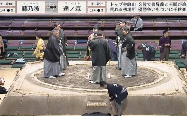 土俵を堂々さばく17歳“プロ”行司が“少年らしい仕草を見せた瞬間” 相撲ファンが胸キュン「風プロおろおろ」「可愛い」