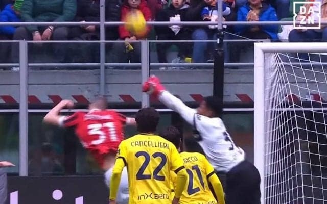 「無謀かつ未熟だ…」鈴木彩艶の“突き飛ばしPK献上”に現地騒然！「拳で押した」ミランDFを倒した衝撃の瞬間