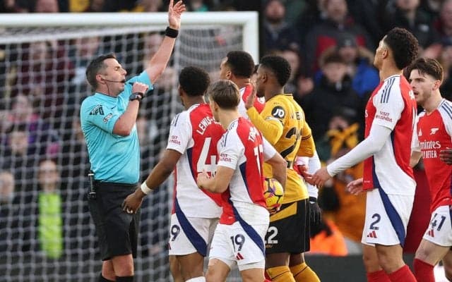 「最悪の判定」「皮肉だ」アーセナルの不可解退場、オリバー主審に脅迫と暴言が確認され警察が捜査