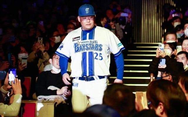 DeNA新ユニは「あまり変わらない？」　“新色”導入で「かっこいい」…SNSで飛び交う声