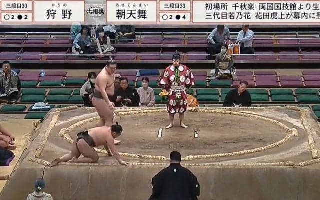 一体、どうした？ 千秋楽で手を差し伸べた19歳力士も困惑のハプニング 館内どよめき「2度やさしい」「親方もわろてる」ファン注目の一コマ