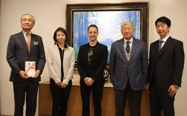 アパレルブランド「CL by C.ルメール」がジャパン・スタッドブック・インターナショナルに寄付金を贈呈