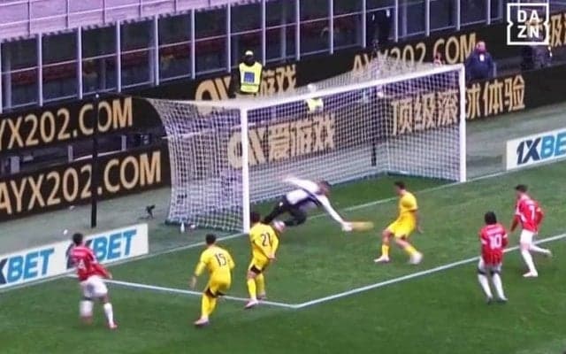 えぐっ！ 鈴木彩艶、ミラン震撼の“スーパー反射神経”が脚光！ 左手１本で決定機阻止の瞬間「よく触った」「集中してる」