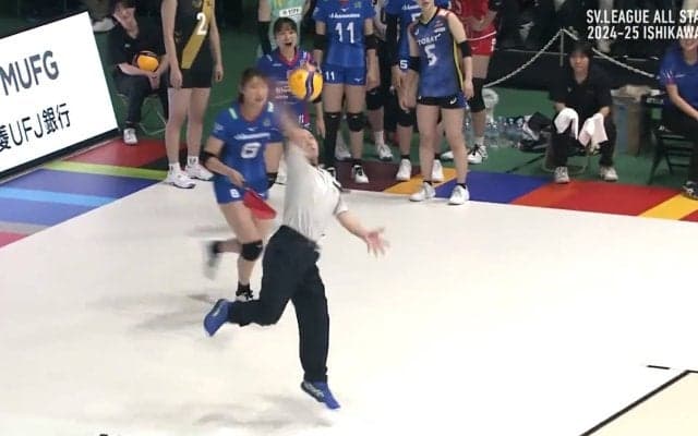 女子バレー、“男性ラインズマン”が弾丸サーブの衝撃光景 「めっちゃ笑ったw」まさかのナイスサーブにアリーナ騒然