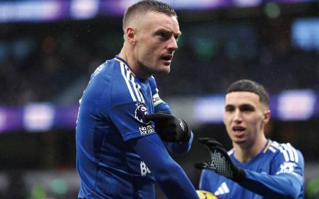 ヴァーディがトッテナム戦連発で今回も恒例のジェスチャー…優勝仲間マフレズも中東サウジから喜ぶ「変わってないな(笑)」