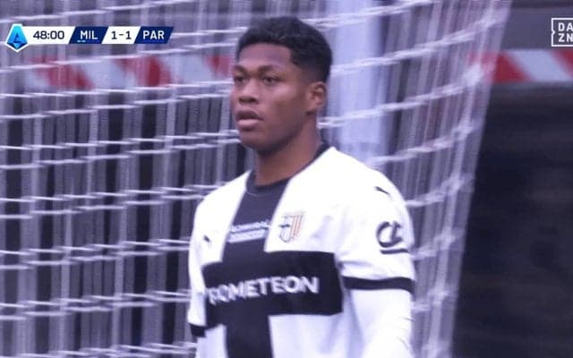 「バグってるよ！」鈴木彩艶の70m超“理不尽フィード”に騒然！ 一蹴で数的優位を作り出した瞬間「マジですげえ」