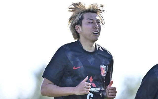 「2点目天才すぎるだろ」J1浦和の新戦力MF松本泰志の鮮やか“ボレールーブ弾”に脚光！「スーパーゴールすぎる」「ダイレクトループうま」「いい選手獲得したね！」の声