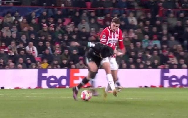 「遠藤の邪魔しないで」遠藤航、主審の“進行妨害”から痛恨の失点関与も「不運だ」「立ち位置が」ファンからは同情の声