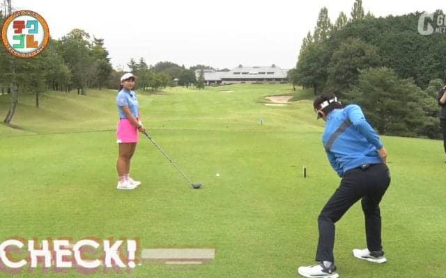 右足をしっかり踏み込んでのバックスイングが大きな飛距離を生む